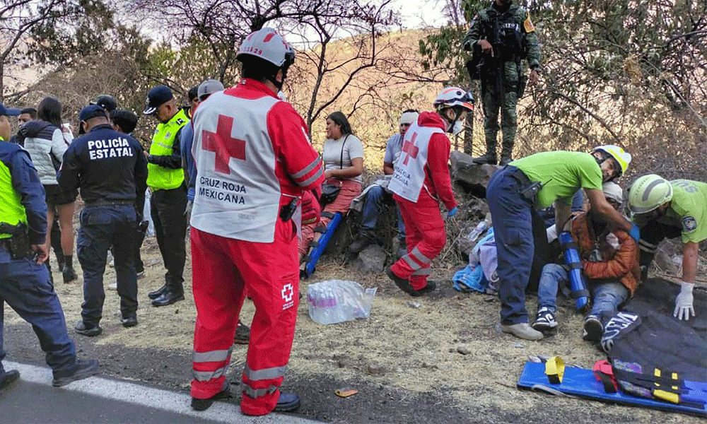 Mexico bus crash leaves 14 dead, 31 injured