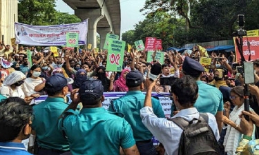 Age limit for govt job: Demonstrators block Shahbagh intersection