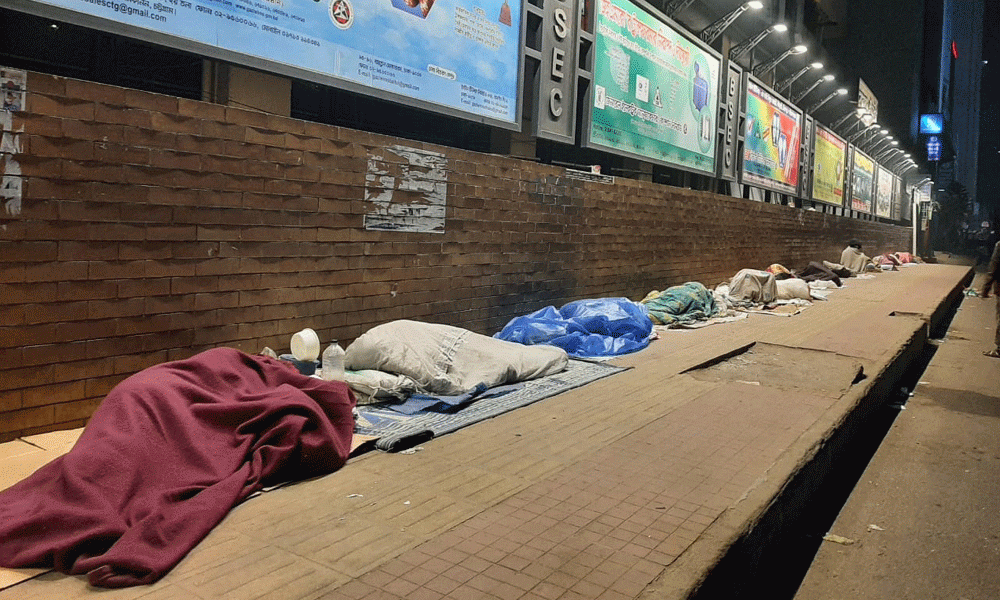 The biting cold has hit severely the earnings of low-income people. In this situation they are forced to spend night under the open sky. The snapshot was taken from in front of the BSEC Bhaban in Karwan Bazar. Photo : Rajib Kanti Roy