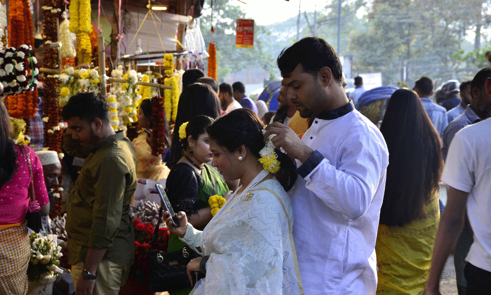 Flower sales marked a sharp rise across the country as many people thronged flower shops to buy flowers, floral gifts and boutiques to celebrate the Pahela Falgun and Valentine’s Day. Photo : Muktadir Mokto