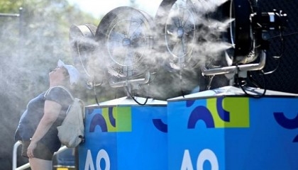 Extreme heat halts play at Australian Open