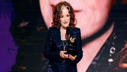 Bonnie Raitt wins the Grammy for Song of the Year