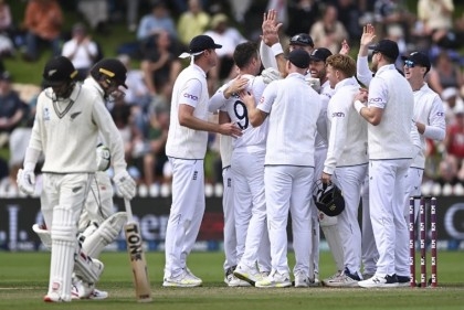 England declare and take control of Test against New Zealand

