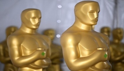 Oscars return - with slap jokes and hot dog fingers on menu