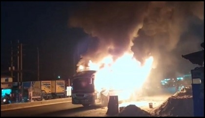 Picnic bus catches fire on Dhaka-Mymensingh highway