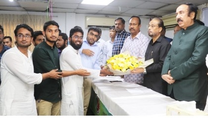 A group of doctors led by Jahidul Bari join Jatiya Party