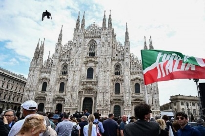 Thousands of Italians gather for Berlusconi state funeral

