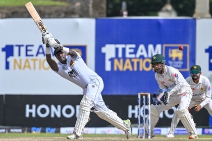 De Silva, Mathews help Sri Lanka fight back in Galle Test

