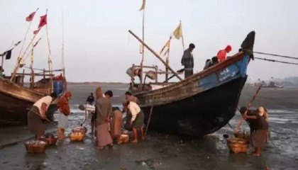 At least 17 dead after Rohingya boat breaks up off Myanmar: rescuers