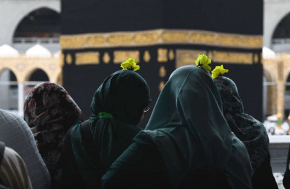 Saudi authorities set dress code for women making Umrah pilgrimage