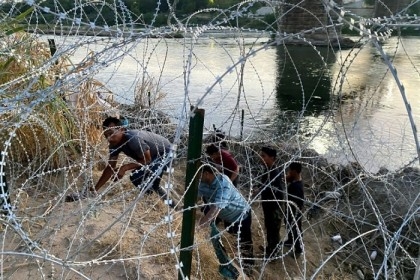 Dozens of migrants arrive at US-Mexico border