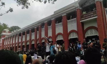 Buet students continue protest for 2nd straight day against BCL men presence on campus