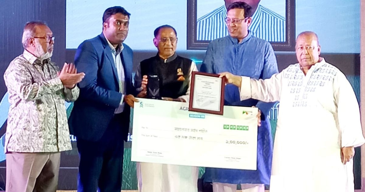 Kaler Kantho journo Shahin wins Standard Chartered-Channel i Agro Award