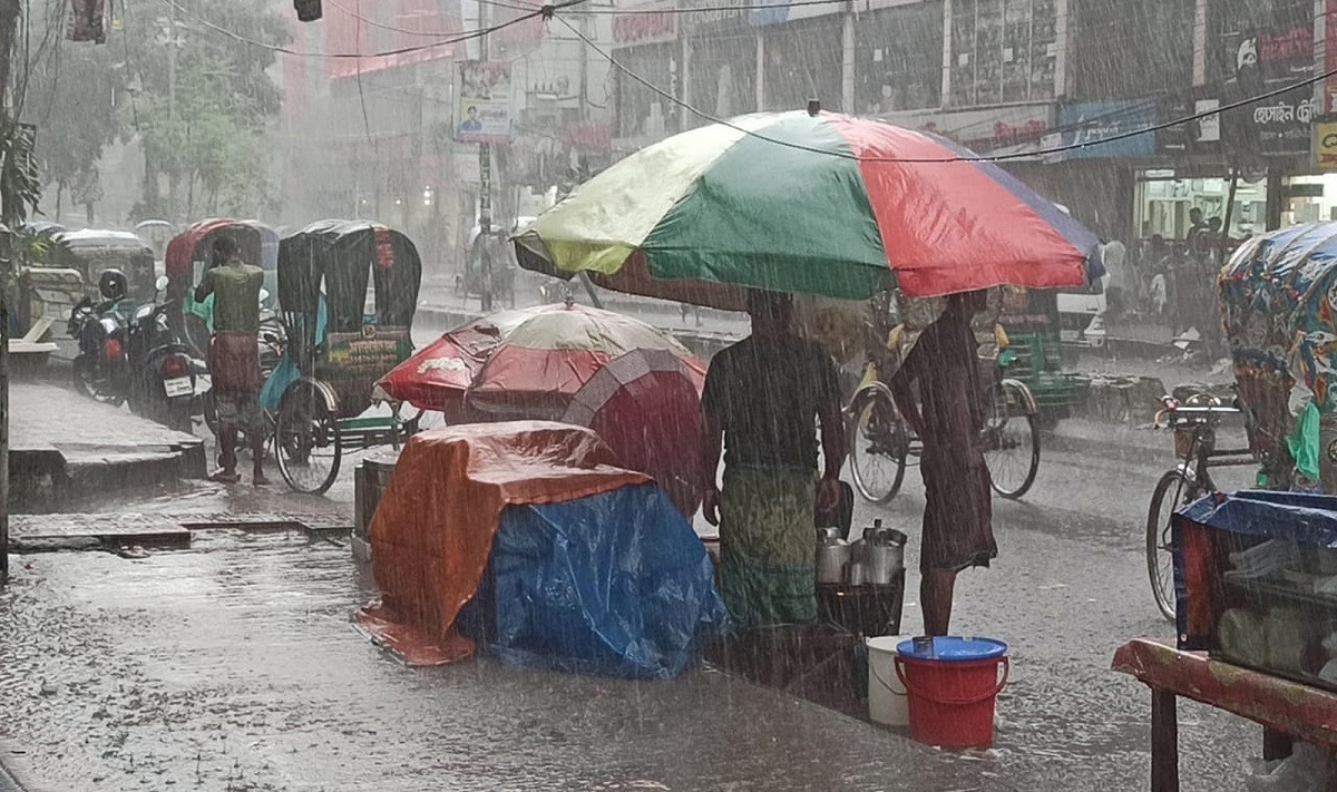 ঘূর্ণিঝড় দানার প্রভাবে ঢাকাসহ বিভিন্ন জেলায় বৃষ্টি