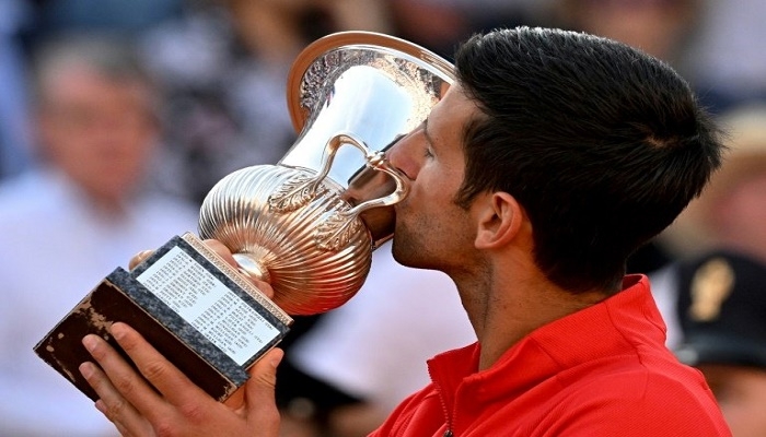 Djokovic, Swiatek into Italian Open last 16