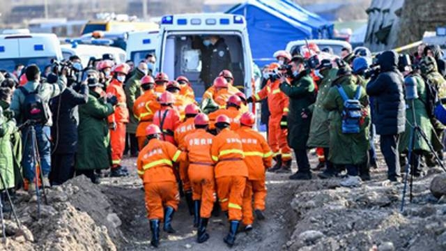 Eleven dead, dozens trapped in Russian mine blaze