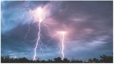 5 die as lightning strikes in three dists