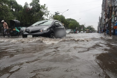 Rain paralyses life in Dhaka city