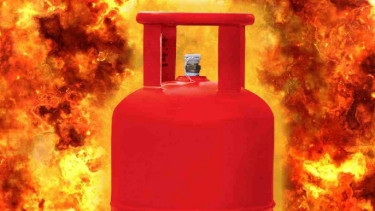 Woman killed, two injured as gas cylinder explodes in Bhola ice factory