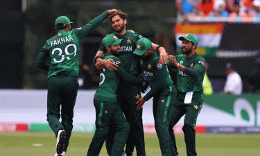 Pakistan pacers restrict India to meagre 119 runs