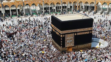 What pilgrims have to do in performing hajj in Makkah