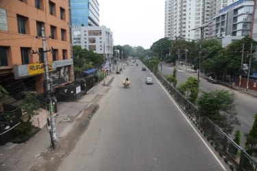Dhaka looks empty, homebound people leave at last moment