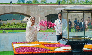 Sheikh Hasina pays tribute to Mahatma Gandhi at Delhi’s Raj Ghat