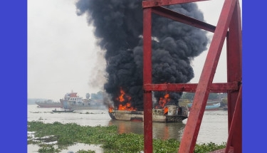 Fire breaks out in oil-carrying vessel in Buriganga