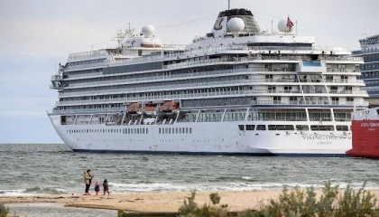 Cruise passengers stranded by 'marine growth'