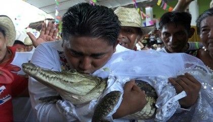 Mexican mayor weds a reptile -- and couldn't be happier!