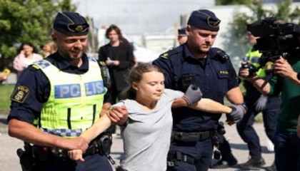 Police remove Greta Thunberg from protest hours after fine