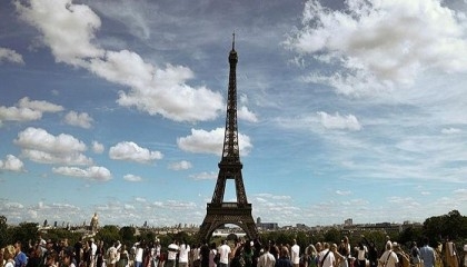American tourists found sleeping it off atop Eiffel Tower