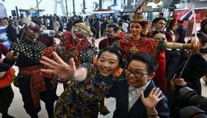 Chinese tourists get VIP welcome in Thailand as visa-free travel begins