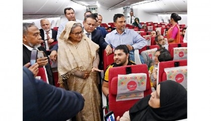 PM exchanges pleasantries with Biman passengers
