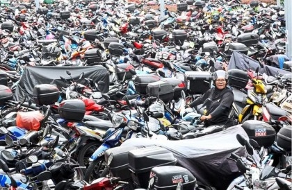 Parking woes for Malaysian bikers who commute from JB to S’pore
