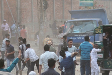Hawkers clash with police in Chattogram