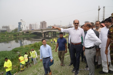 Mosquitoes irritate minister, mayor during Uttara canal cleanliness work