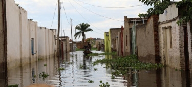 Unprecedented flooding displaces hundreds of thousands across east Africa